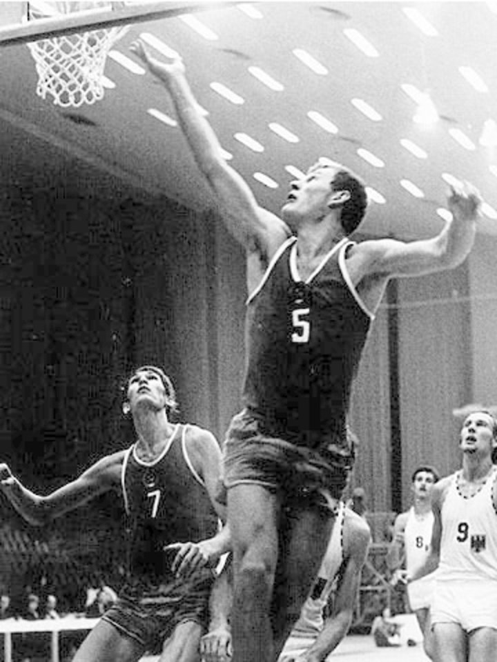 Modestas Paulauskas 1971 metų Europos čempionate buvo rezultatyviausias SSRS rinktinės žaidėjas ir pateko į turnyro geriausių krepšininkų penketą.