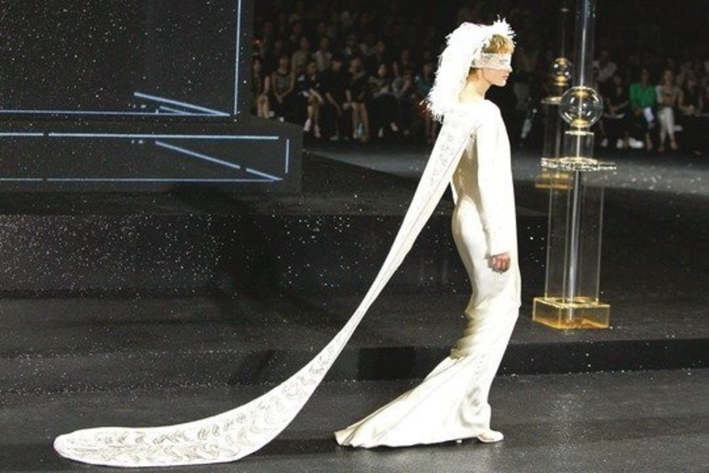 Per „Chanel” kolekcijos pristatymą Didžiųjų rūmų erdvė virto spindinčia Vandomo aikšte, po kurią dažnai vaikščiodavo Coco Chanel, o pasirodymą vainikavo įspūdinga vestuvinė suknelė.