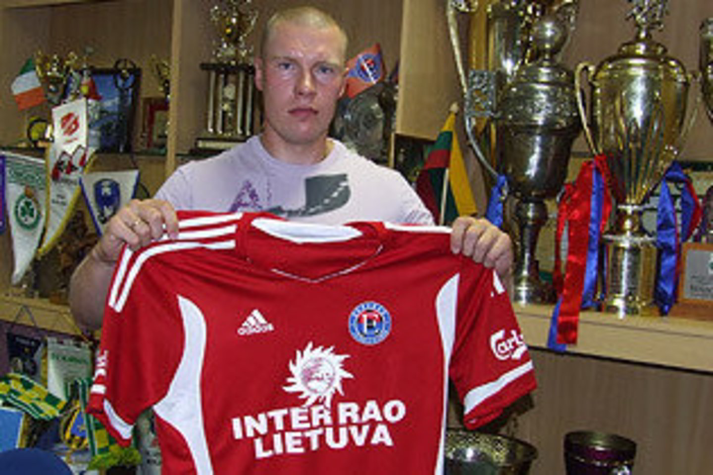 32 metų futbolininkas anksčiau atstovavo Marijampolės „Sūduvos“, Kauno FBK „Kauno“, Kėdainių „Nevėžio“ ekipoms, kviestas į nacionalinę šalies vienuolikę.