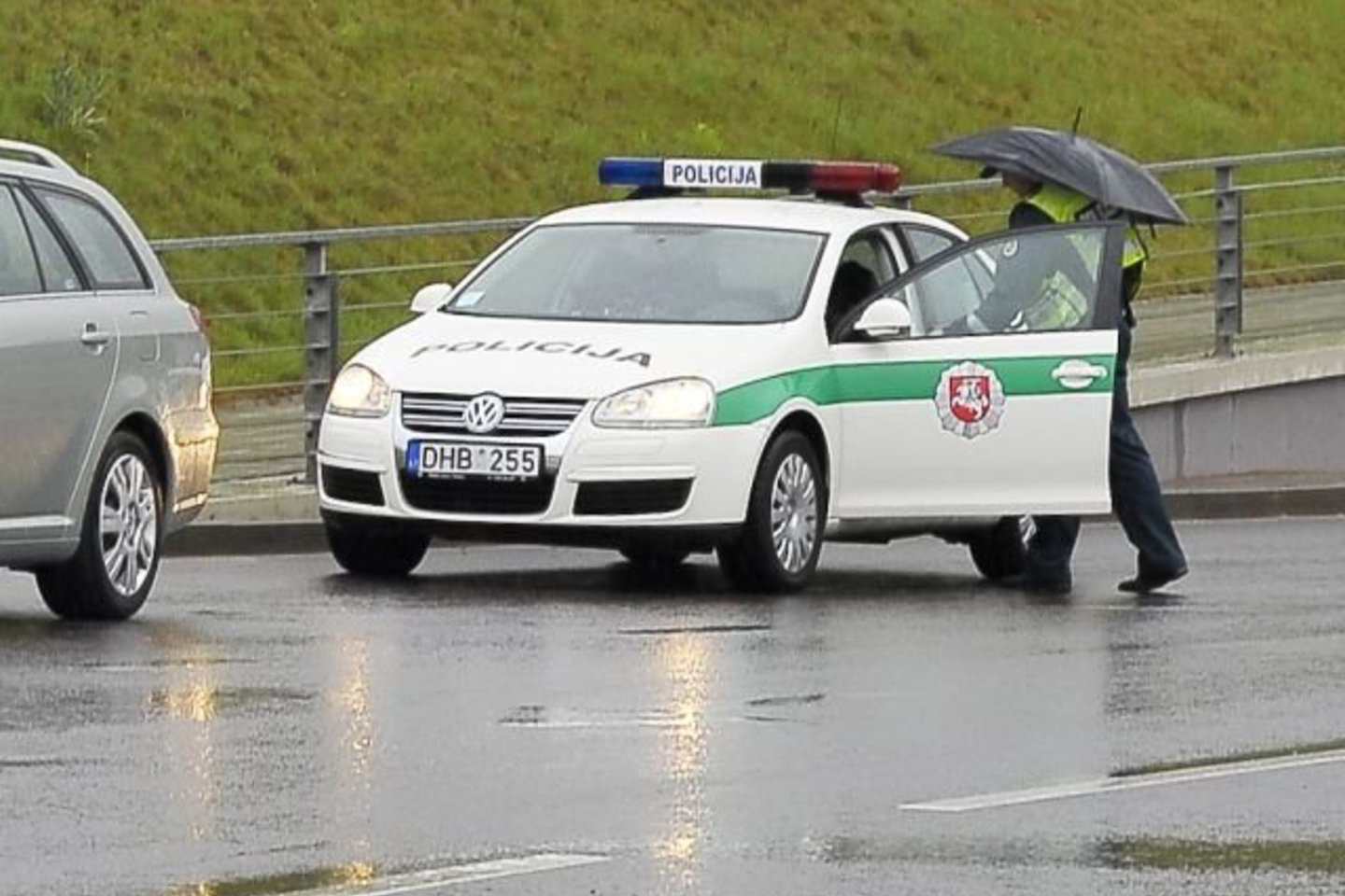 Pareigūnas automobilį vairavo ne tarnybos metu.