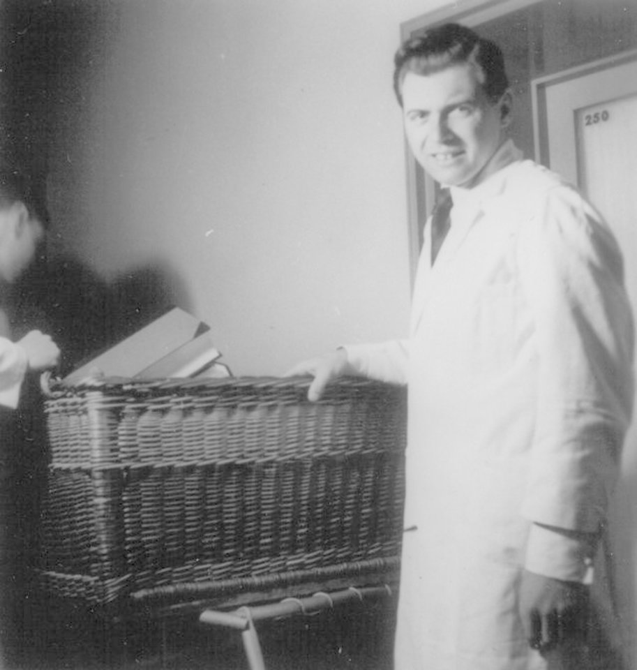Gydytojas J.Mengele padėdavo atrinkti į mirties stovyklą atvežamus kalinius.