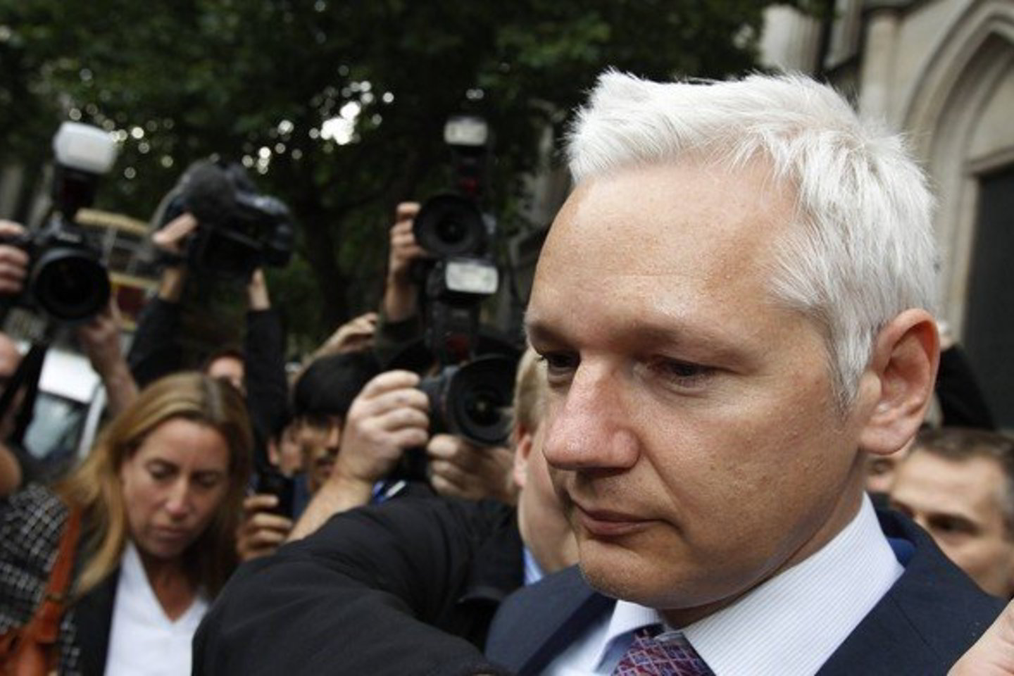 Programišių grupuotė „Anonymous“ buvo stojusi J.Assange'o pusėn.