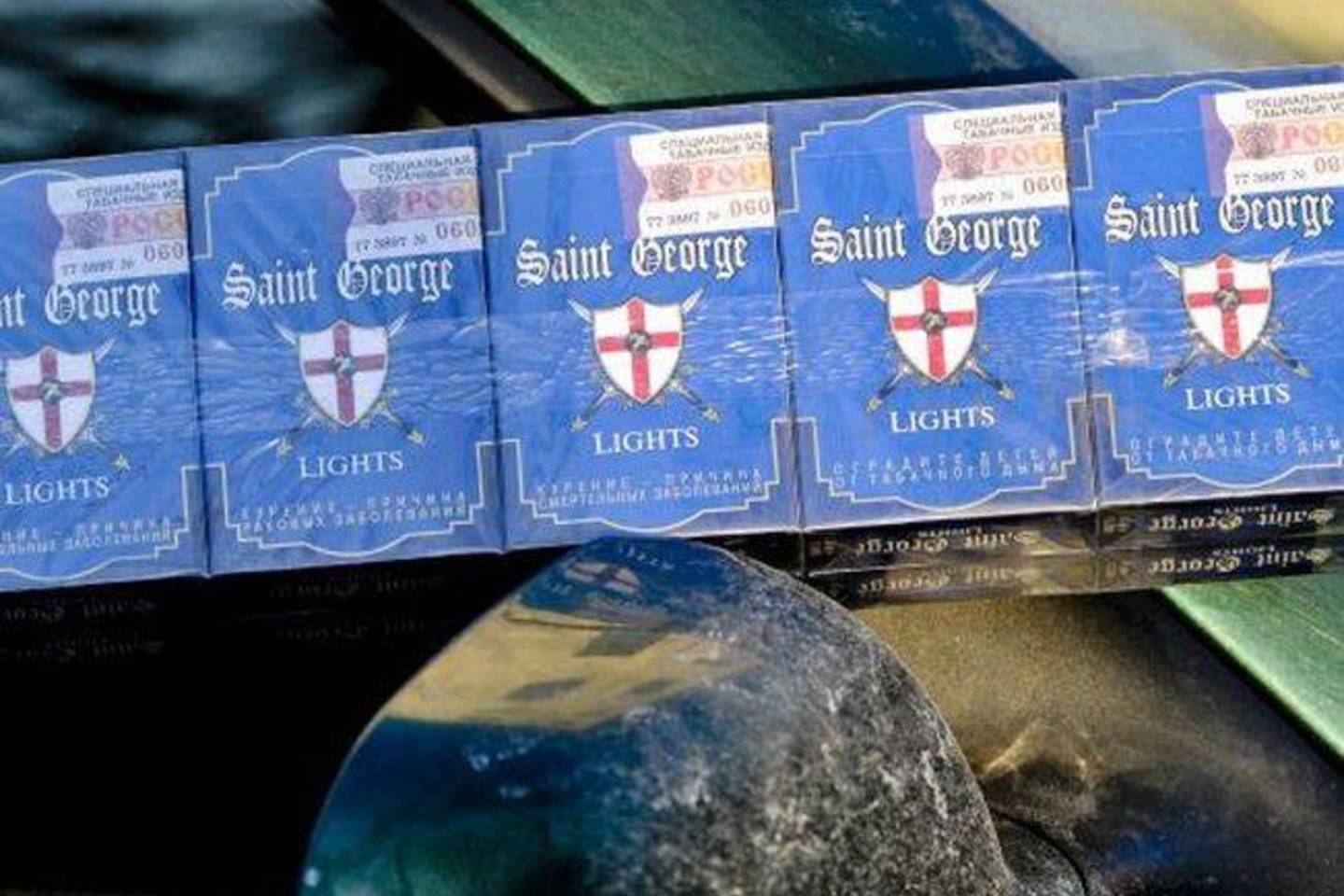 Karą rinkoje pralaimi rusiškos kontrabandos simboliu laikomos cigaretės „Saint George“.