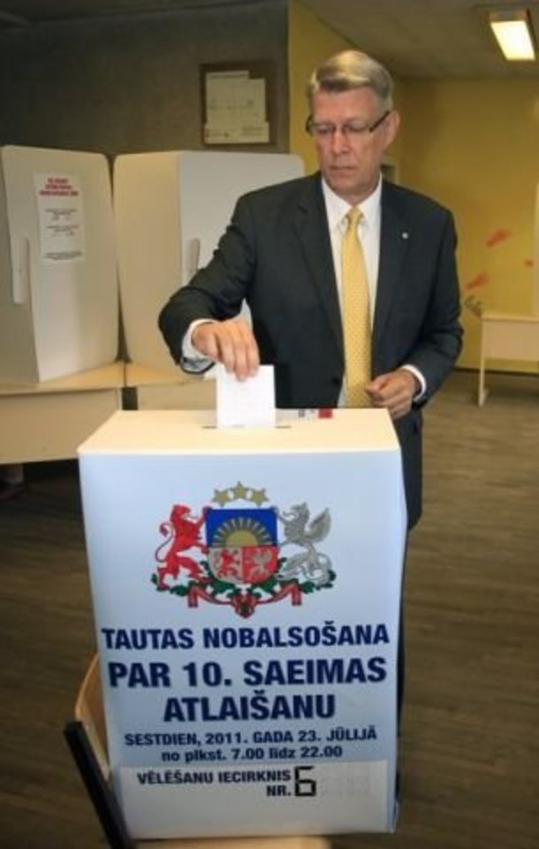 Buvęs Latvijos prezidentas V.Zatleras taip pat atidavė savo balsą.