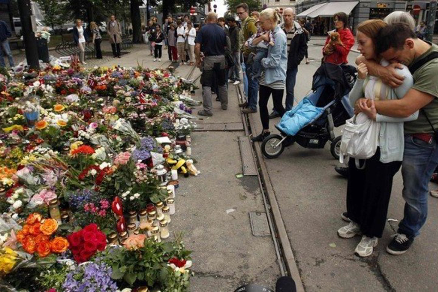 Prie Oslo katedros - jūra gėlių, žudynių aukoms pagerbti.