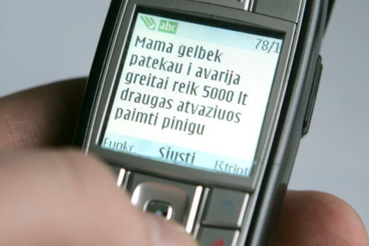 Paskambinę telefonu, sukčiai sakydavo, kad žmonių giminaičiai „papuolė į bėdą“ ir „problemoms išspręsti“ reikia pinigų.