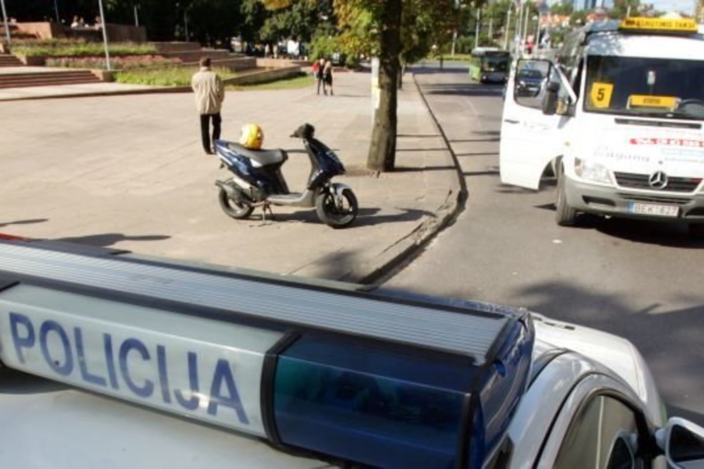 Keleivius vežusio mikroautobuso vairuotojas, policininkų nuostabai, spruko.