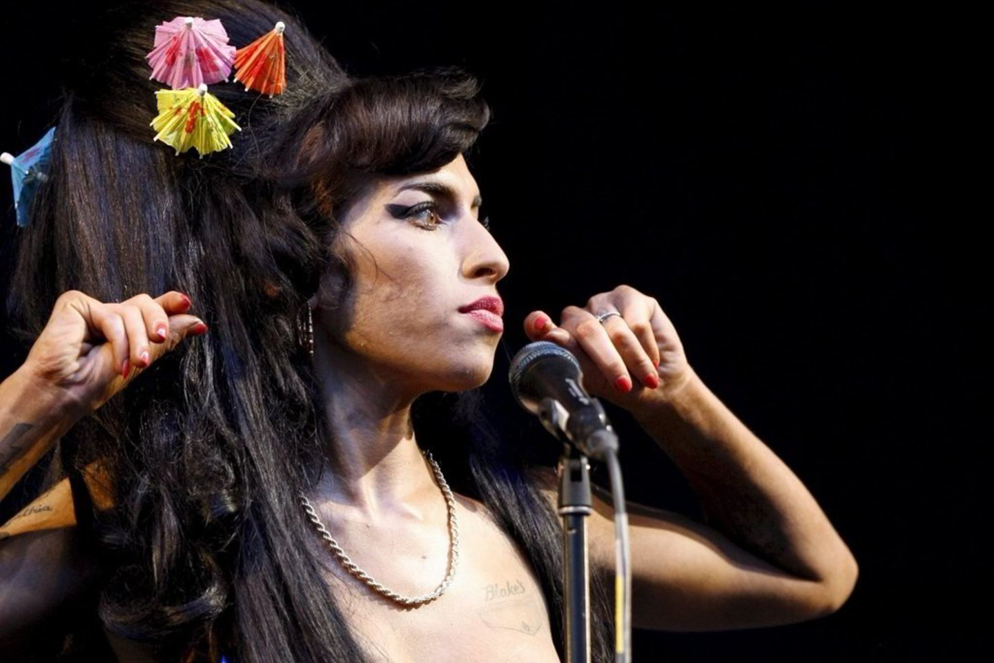 Atlikėja Amy Winehouse šeštadienio popietę rasta negyva savo bute šiaurės Londone.