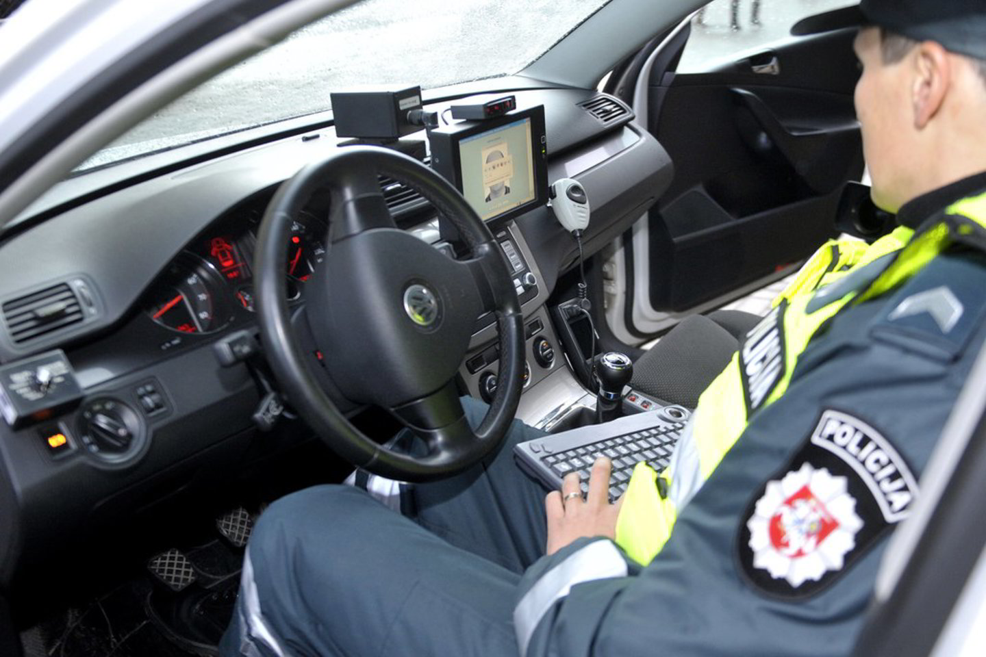 Vedant į tarnybinį automobilį, vienas iš sulaikytų jaunuolių koja spyrė į policijos transportą.