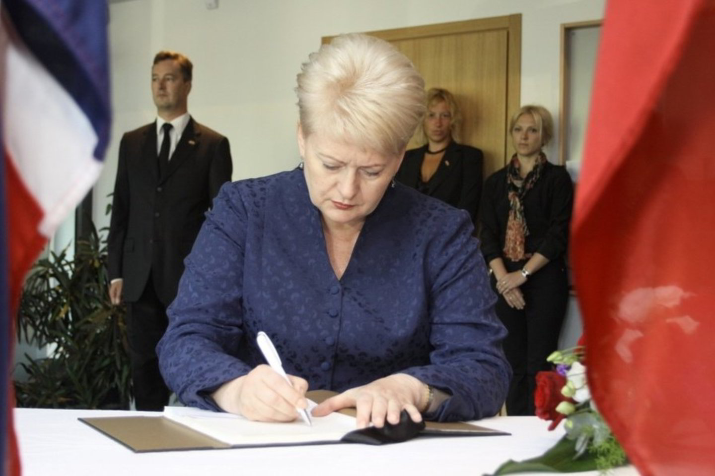 Pagerbdama tragedijos Norvegijoje aukas prezidentė pasirašė šios šalies ambasados užuojautų knygoje.