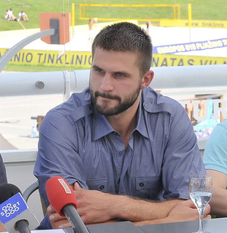 L.Kleiza: „Būtų įdomu matyti, kaip Kobe su autobusu nuvežtų į Prienus.“