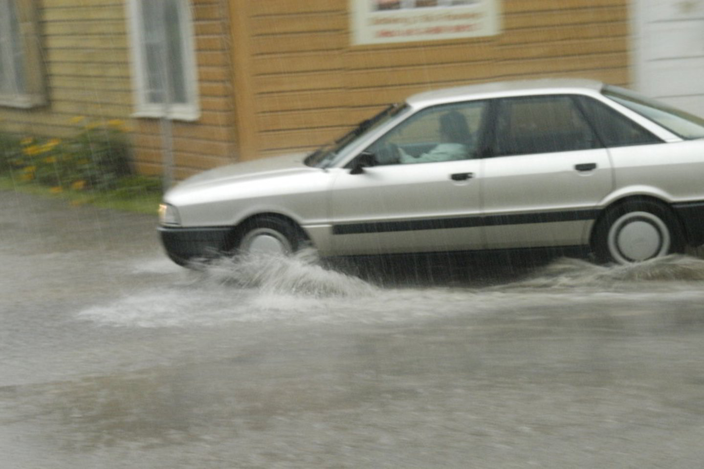 Liūtis Pakruojo rajone užtvindė gatves.