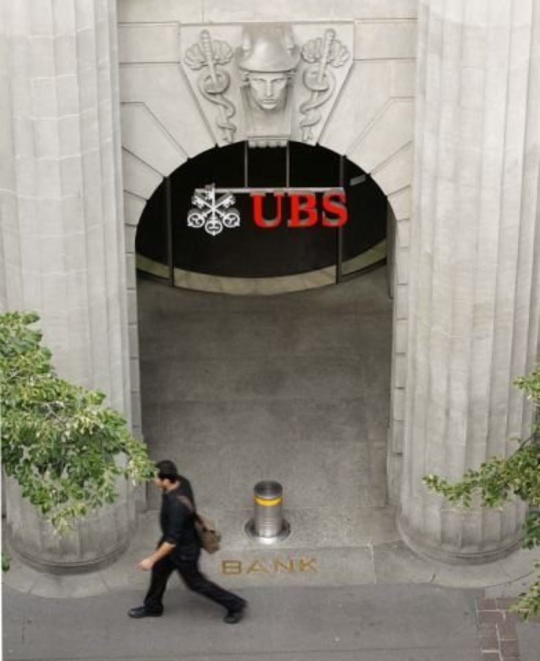 UBS pajamos antrąjį 2011 m. ketvirtį siekė 7,2 mlrd. Šveicarijos frankų (9 mlrd. JAV dolerių) ir buvo 14 proc. mažesnės nei praėjusių metų analogišku laikotarpiu.