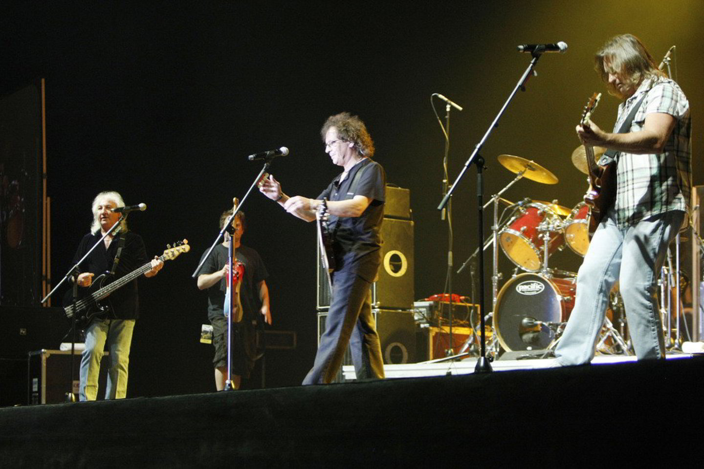 Roko grupė „Smokie“ klaipiediečiams ir miesto svečiams padovanojo savo didžiausius hitus ir keletą kūrinių iš paties naujausio albumo „Take A Minute“.
