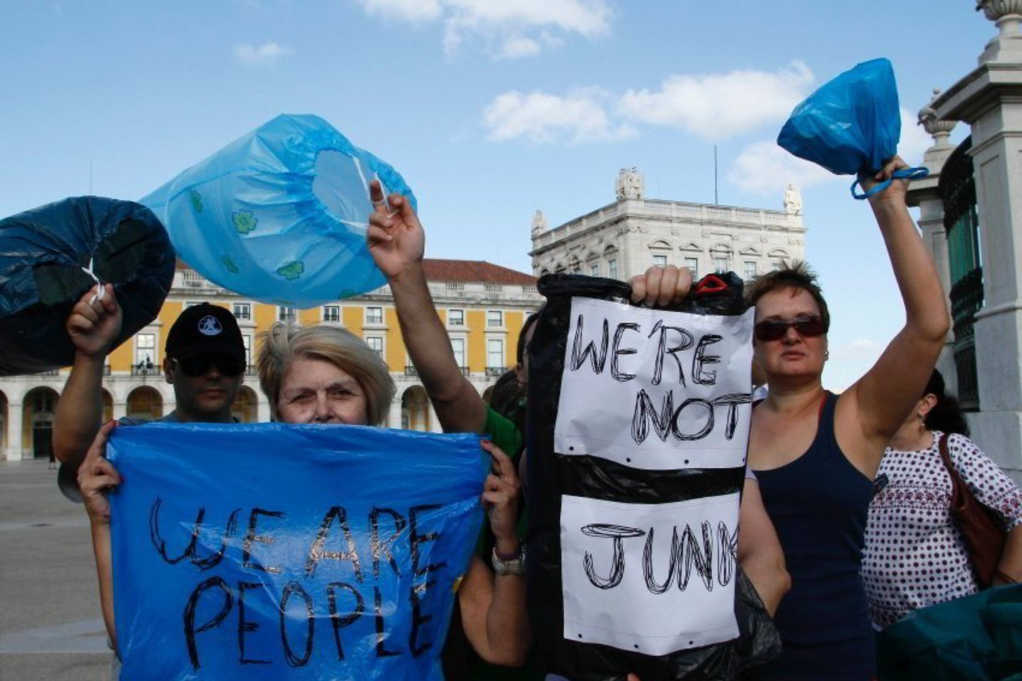 Žmonės protestuoja prieš "diržų suveržimo" politiką.