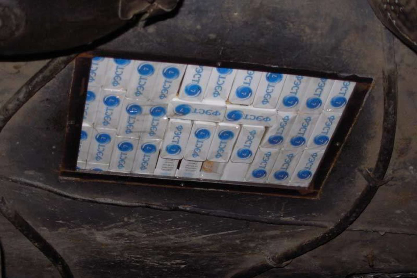 Detalaus patikrinimo metu paaiškėjo, kad automobilyje įrengta kontrabandinių cigarečių slėptuvė.