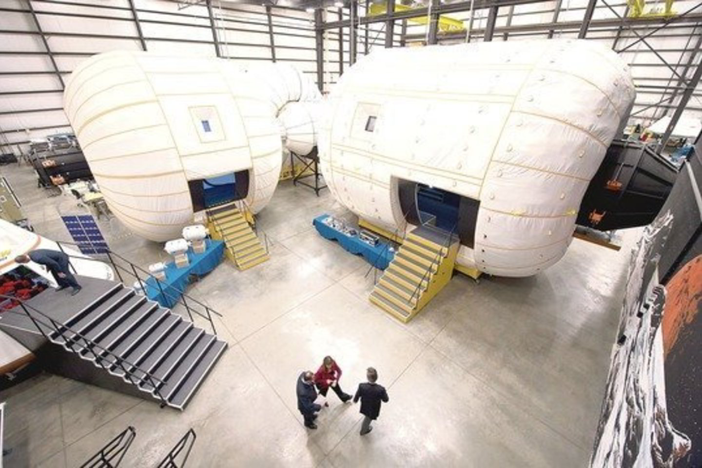 Taip turėtų atrodyti gyvenamosios patalpos kosminėje stotyje Mėnulyje, kurią planuoja įkurti „Bigelow Aerospace”.