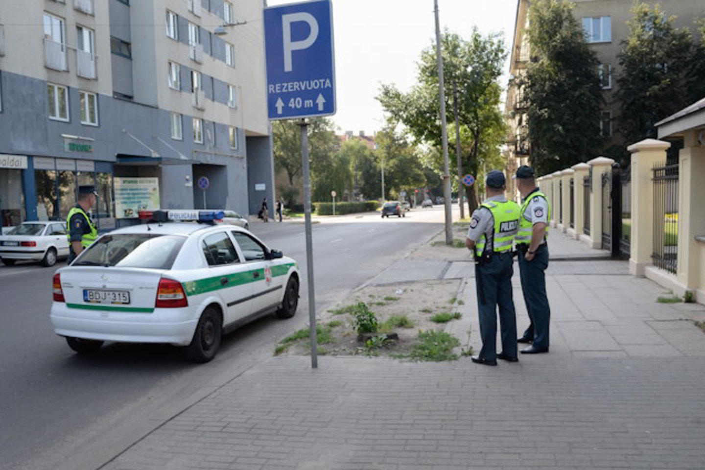 Prie ambasados atvyko pastiprinimas.
