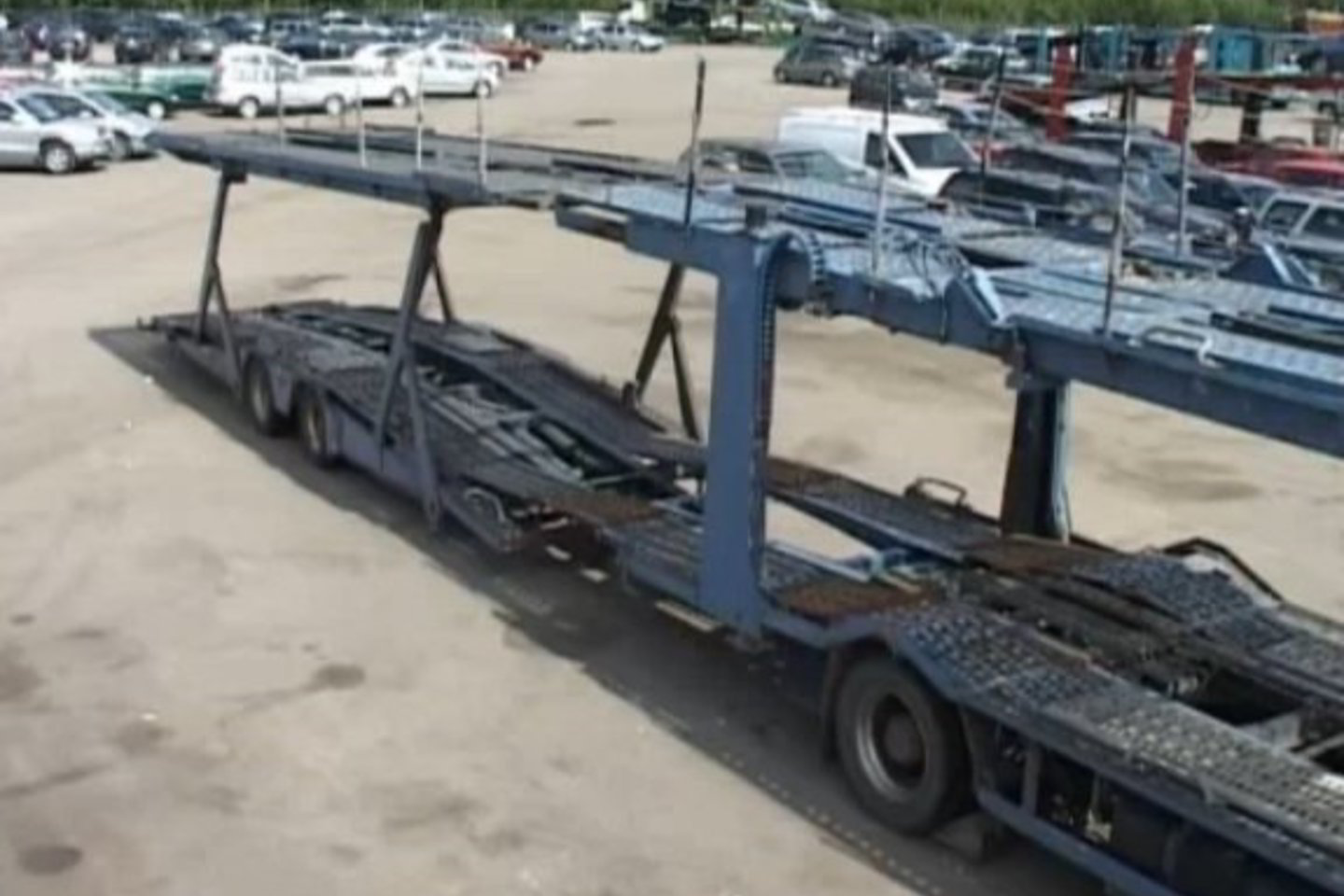 Dabar per dieną į Kauno automobilių turgų įvažiuoja apie 7 autovežius.