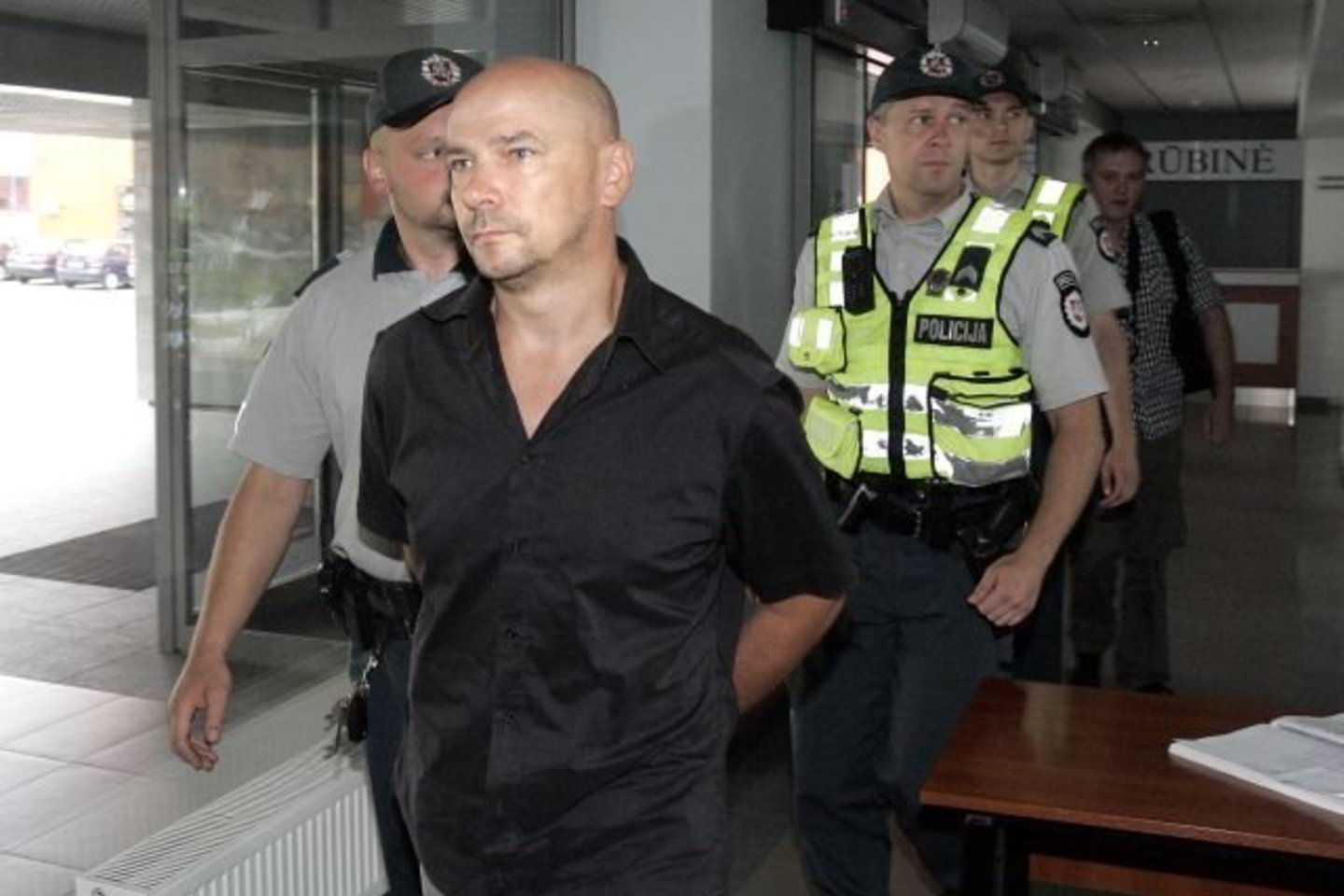 Įtariama, kad vyras paliko tariamą sprogmenį ir grasino jį susprogdinti, jei nebus vykdomi jo reikalavimai.