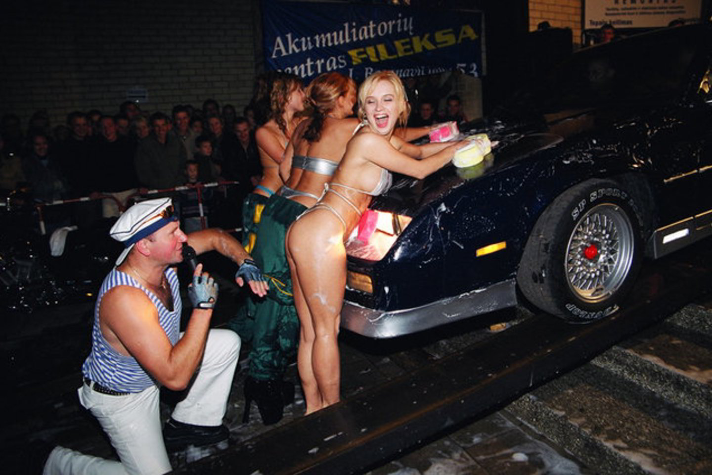 Liepos pabaigos karštis nutildė kaukšinčius valstybės įstaigų koridorius, tačiau socialinėse paraštėse ir toliau virė gyvenimas.