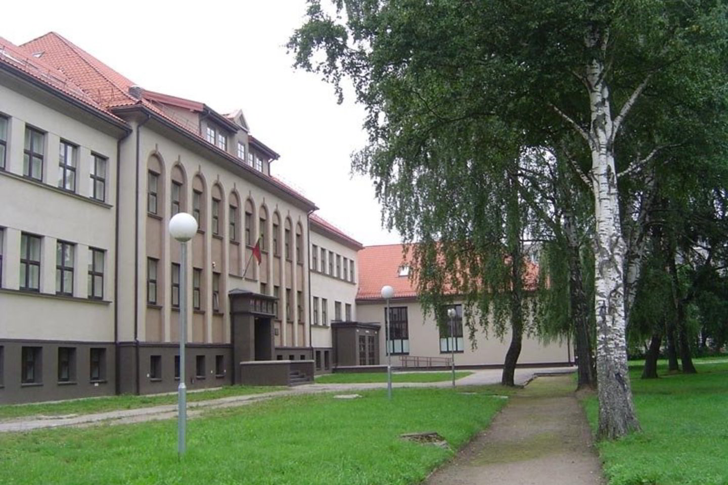 Šilutės Vydūno gimnazija graži tik iš lauko.