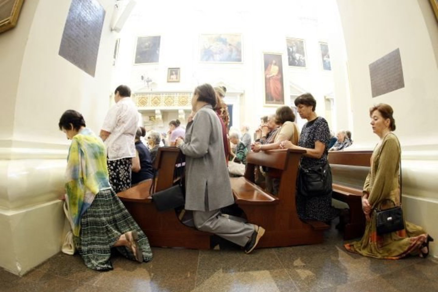 Pusnuogis vyras sudrumstė sekmadienio mišias.