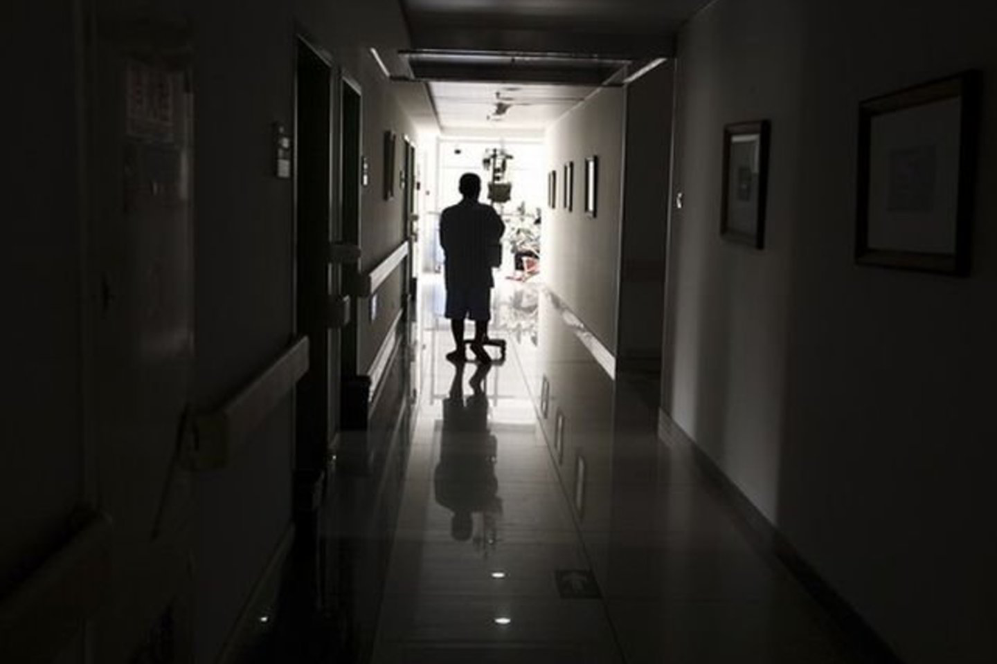 Ištikus trumpalaikei amnezijai iš atminties išsitrina emociniai prisiminimai.