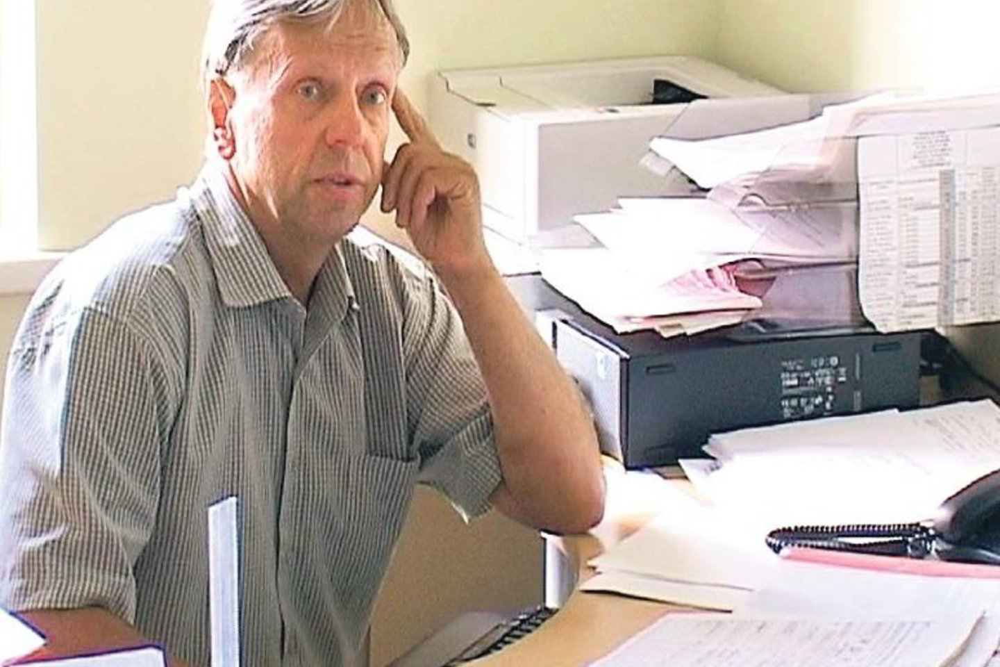 R.Motuzas painiojosi – iš pradžių tikino nieko negirdėjęs, po to prisipažino rašęs pasiaiškinimą, o galiausiai nutilo.