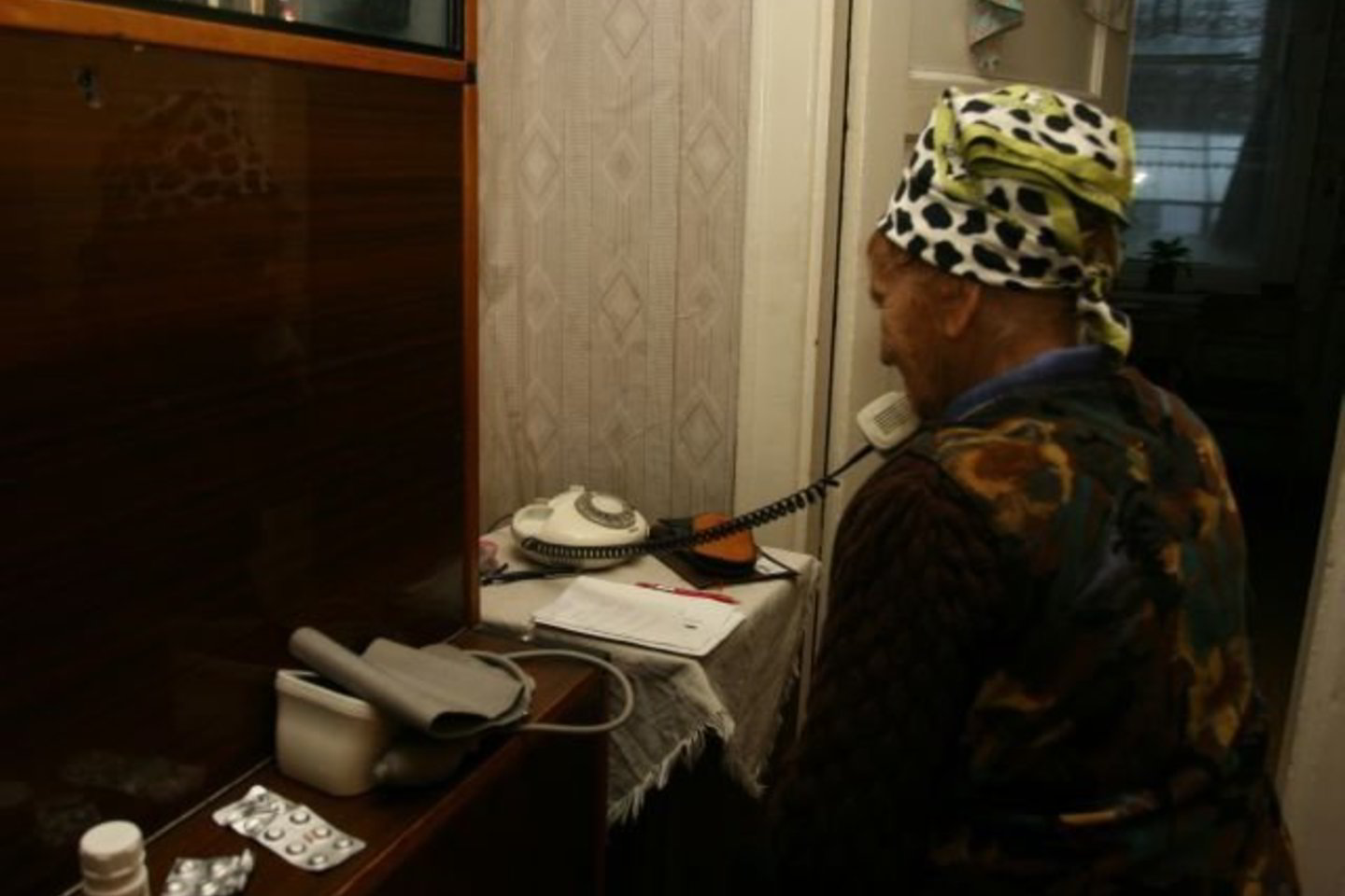 Vyriškiui iš paskos atėjusi kaimynė užtrenkė duris, atėmė mobilųjį telefoną ir pakvietė policiją.