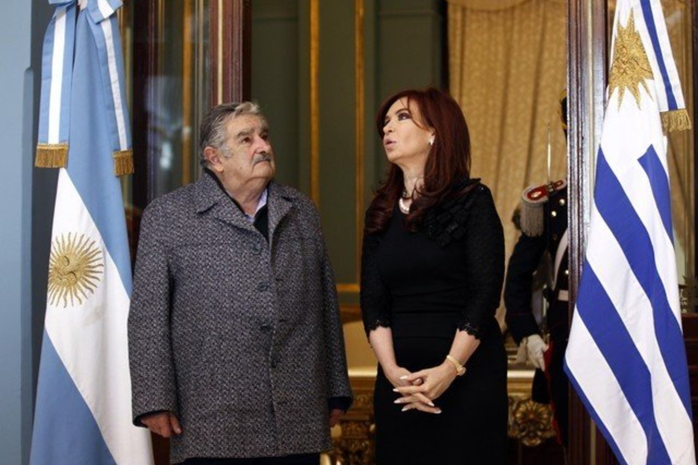 Urugvajaus prezidentas J.Mujica (dešinėje) ir Argentinos prezidentė C.Kirchner nusprendė sujungti pajėgas ir kovoti dėl galimybės rengti pasaulio futbolo čempionatą.