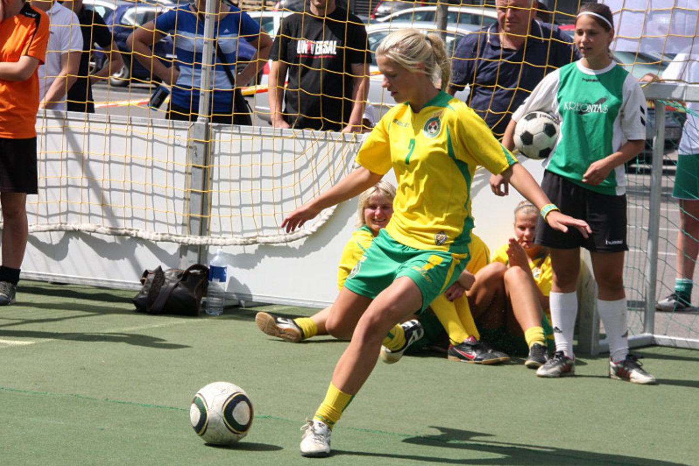Išbandyti jėgas populiariausio pasaulyje sporto – futbolo – aikštėje kviečiamos visos Kauno ir Lietuvos šviesiaplaukes.