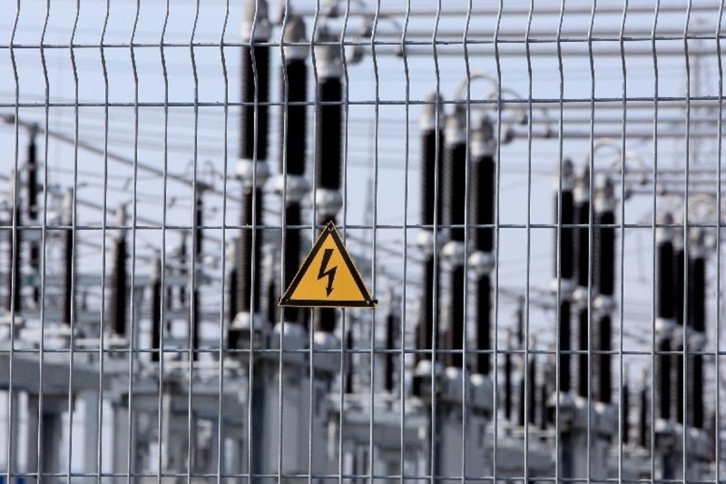 Analizuojant elektros energijos vartojimo tendencijas Lietuvos ugdymo įstaigose, padaryta prielaida, kad yra mokyklų, kuriose elektra naudojama neracionaliai.