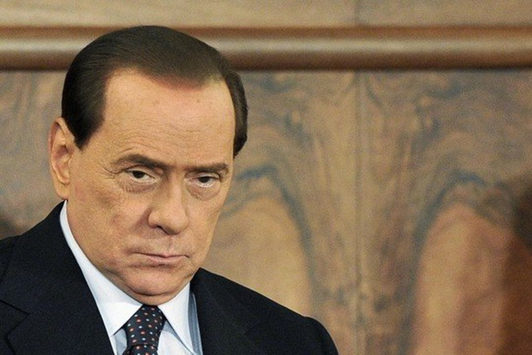 Il primo ministro italiano S. Berlusconi ha promesso di salvare il paese dalla crisi