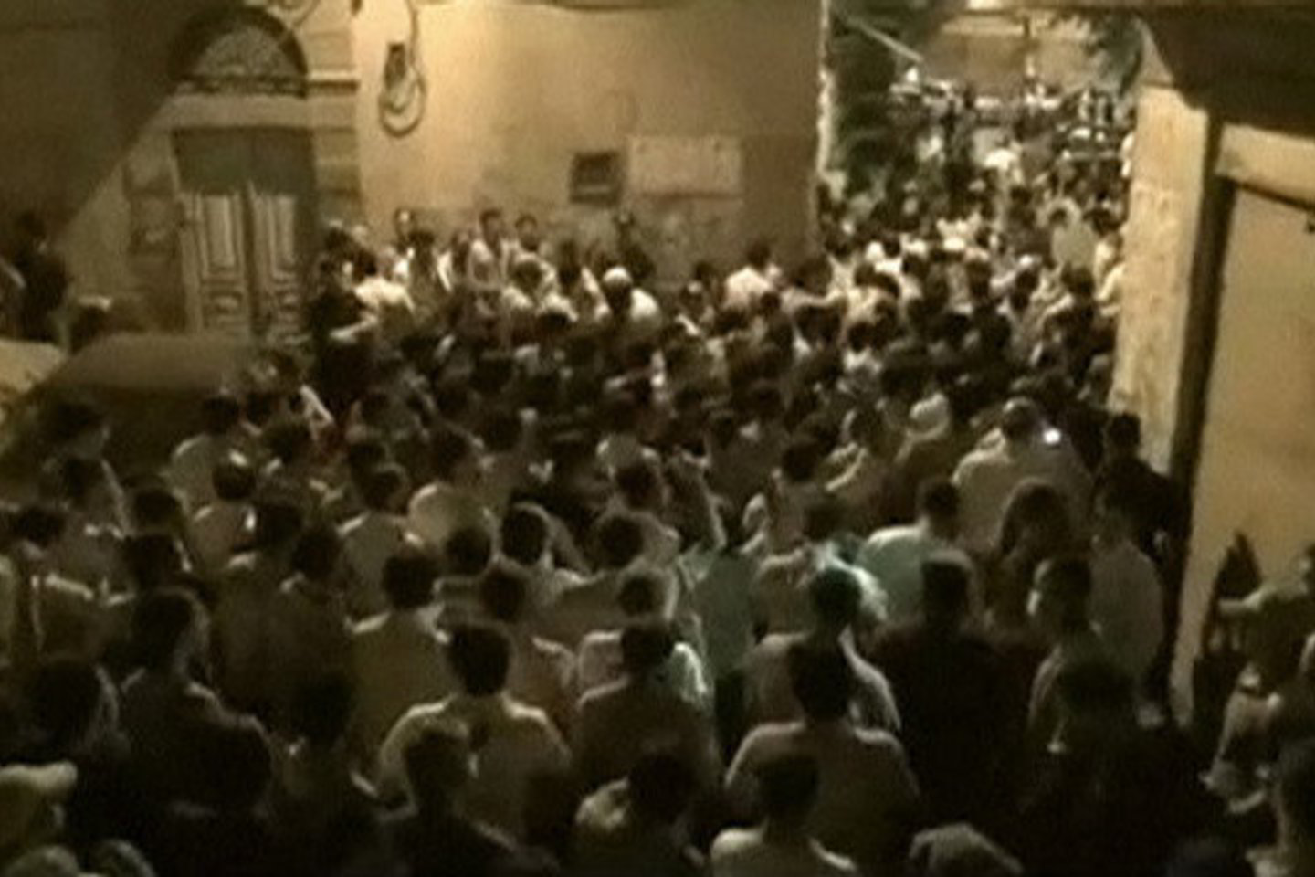 Sirijoje žmonės vis gausiau renkasi įvairiose protesto akcijose.