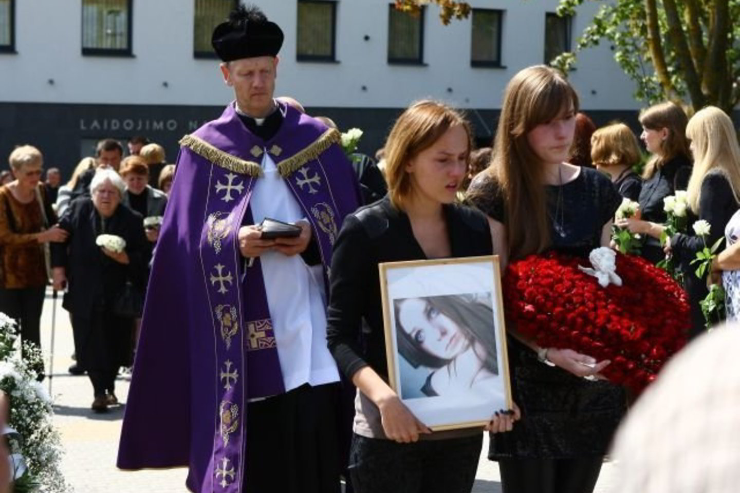Raudanti minia į paskutinę kelionę išlydėjo bendramokslių žiauriai nužudytą septyniolikametę šiaulietę.