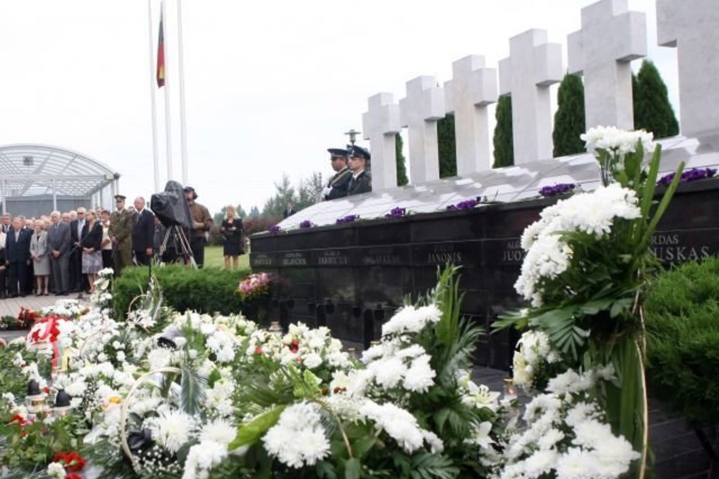 Teismas išnagrinėjo Generalinės prokuratūros prašymą už akių skirti kardomąjį suėmimą trims įtariamiesiems Medininkų žudikams.