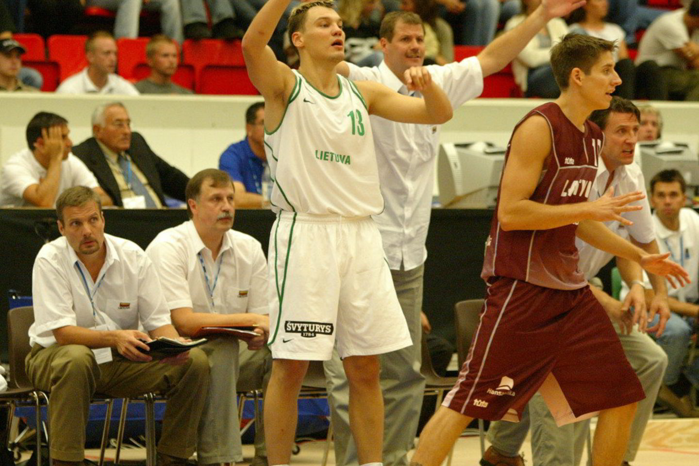 Kelią į 2003-iųjų Europos čempionato viršūnę lietuviai pradėjo sunkia pergale prieš latvius.