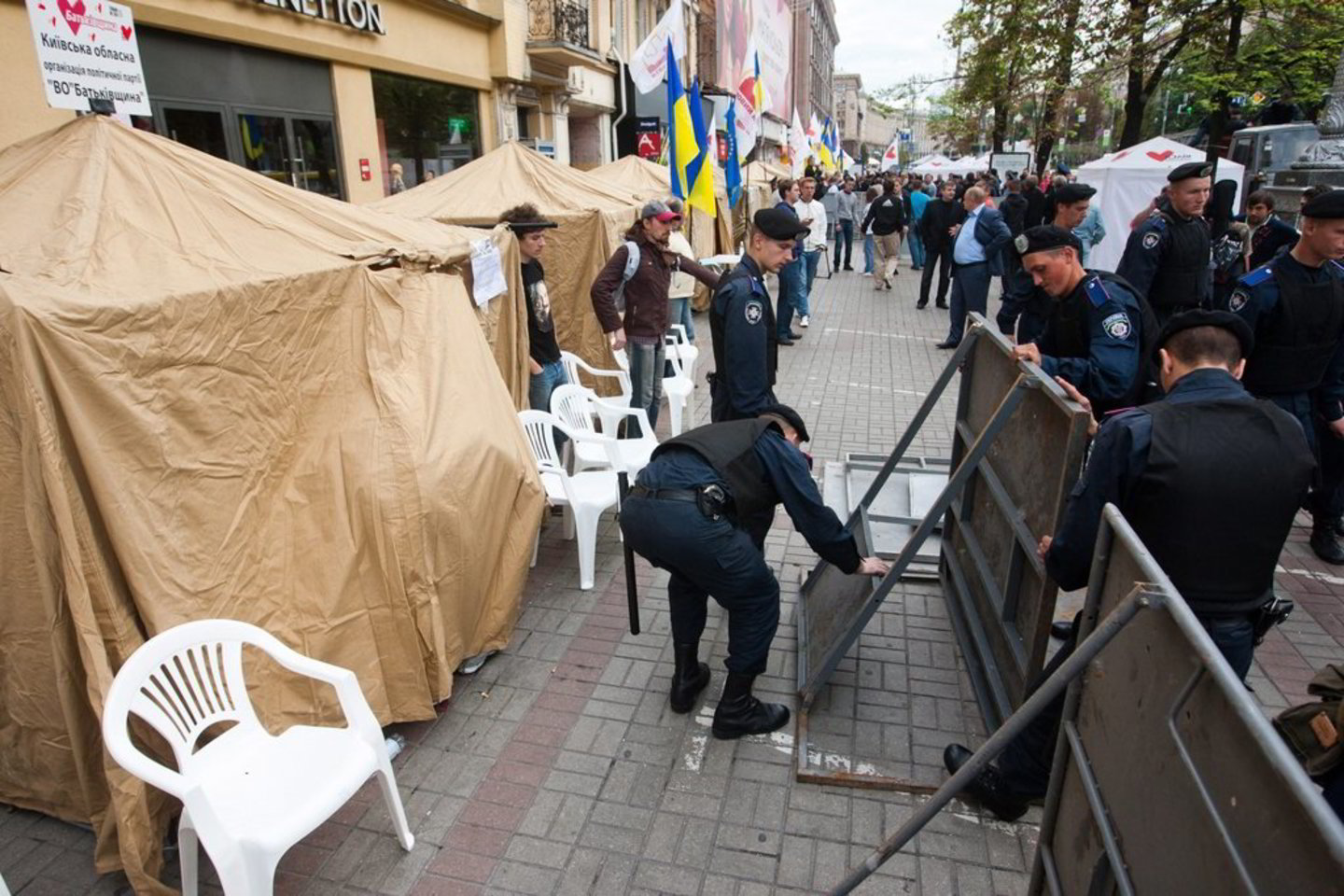 Pareigūnai stato apsaugines sieneles.