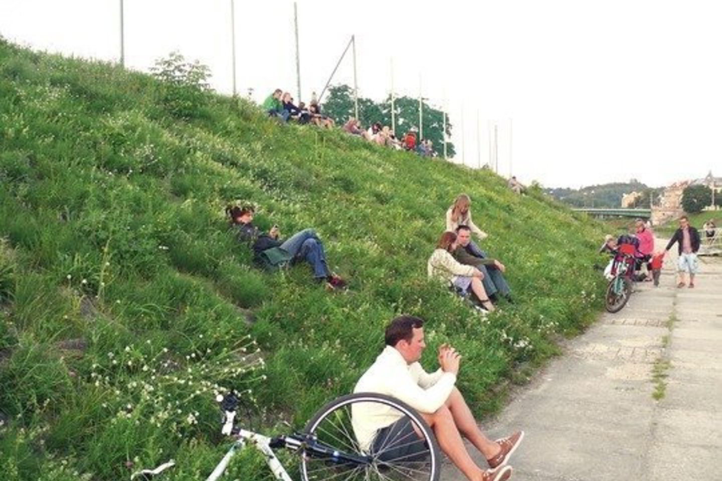 Vilniaus menininkai neįprasta akcija priminė, kad Neries upė tinka ne vien apatiniams džiauti.