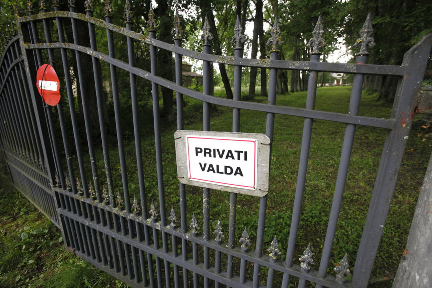 Ant užrakintų dvaro vartų kabo naujųjų lietuvių tipo lentelė. Jos galima "nepastebėti" ir pavažiavus 50 metrų į priekį, dešinėje pusėje aptikti pievos keliuką be jokių apribojimų vedantį į dvaro teritoriją.