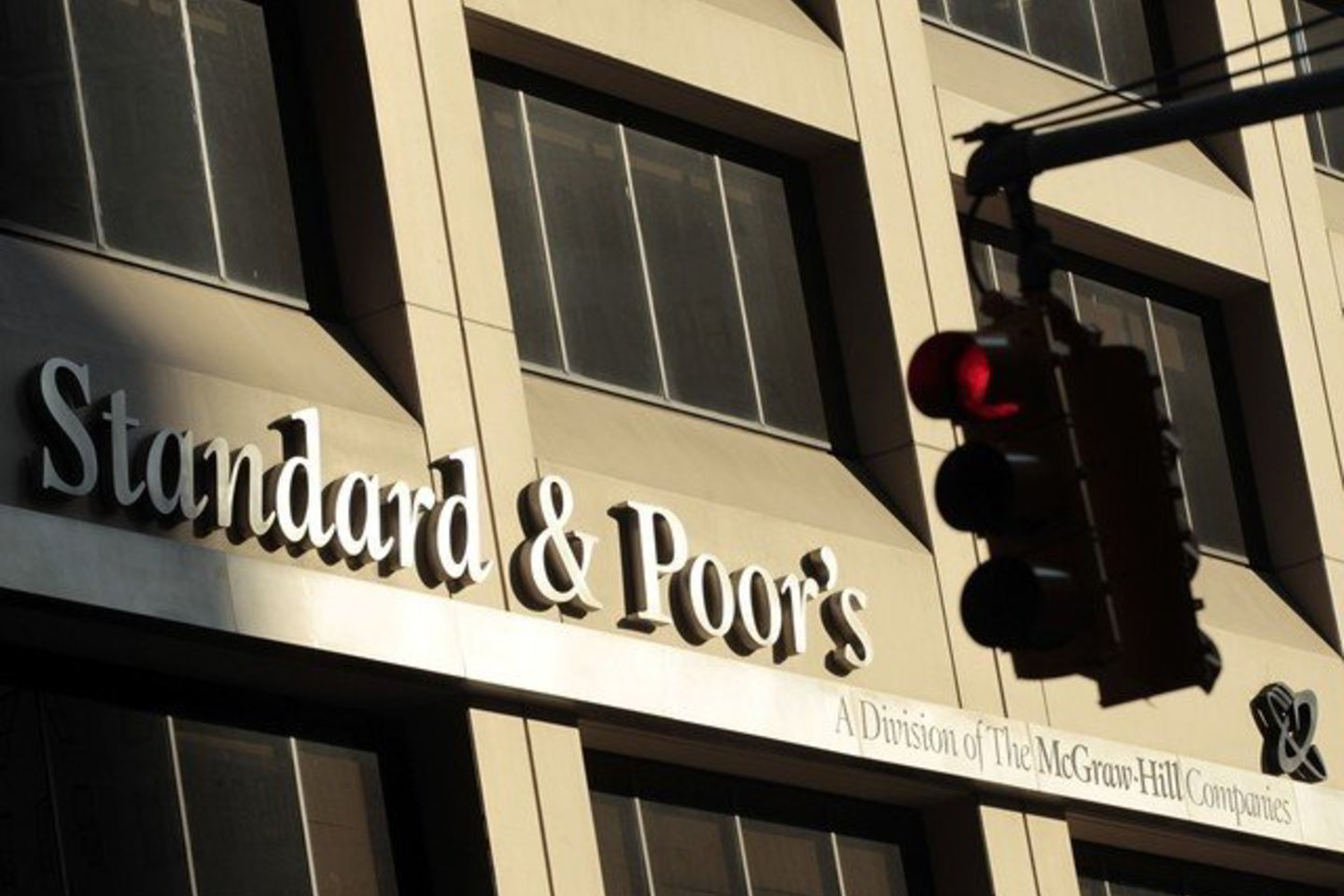 „Standard & Poor's“ penktadienį sumažino JAV skolinimosi reitingą nuo aukščiausiojo AAA per vieną laiptelį iki AA .