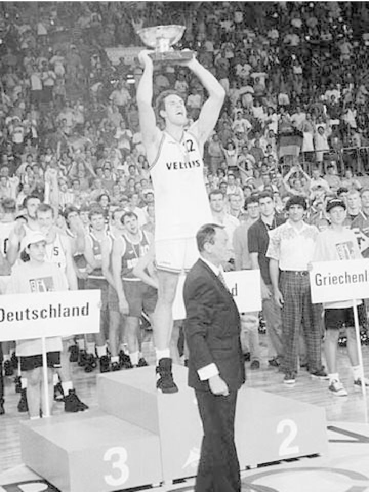 1993 metų Europos čempionės Vokietijos rinktinės kapitonas H.J.Gnadas.