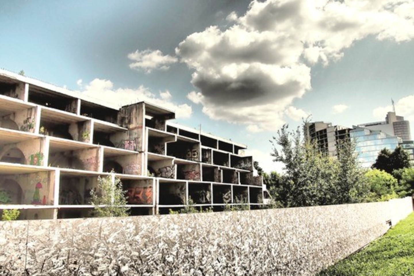 Vilniaus valdžiai akių nebado miesto centre riogsantis nebaigtas statyti pastatas, kuriame dar sovietmečiu turėjo būti įkurtas komjaunimo viešbutis.