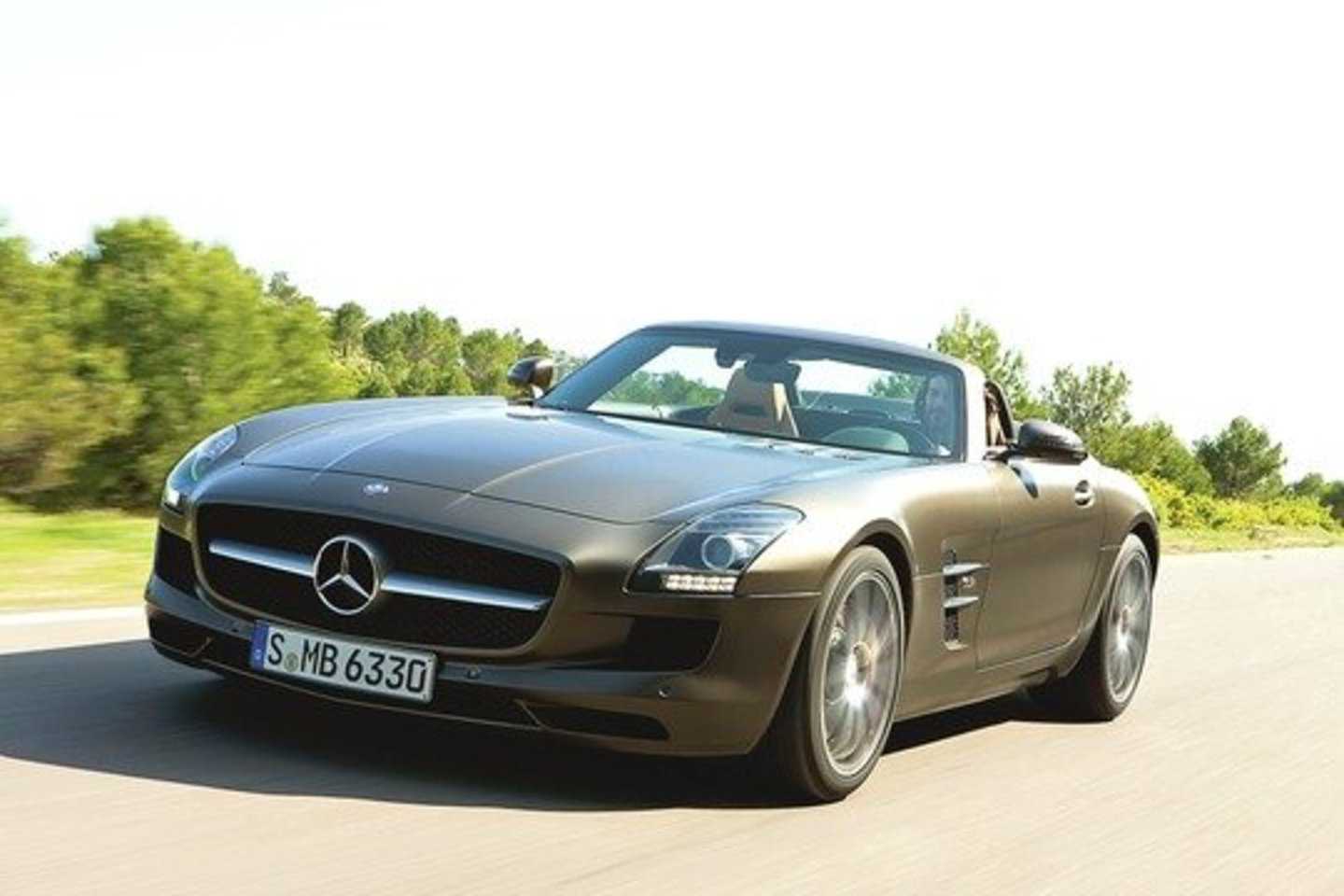 „Mercedes-Benz SLS AMG” modelis iš gamyklos išrieda dažytas matine spalva „AMG monza grey MAGNO”.