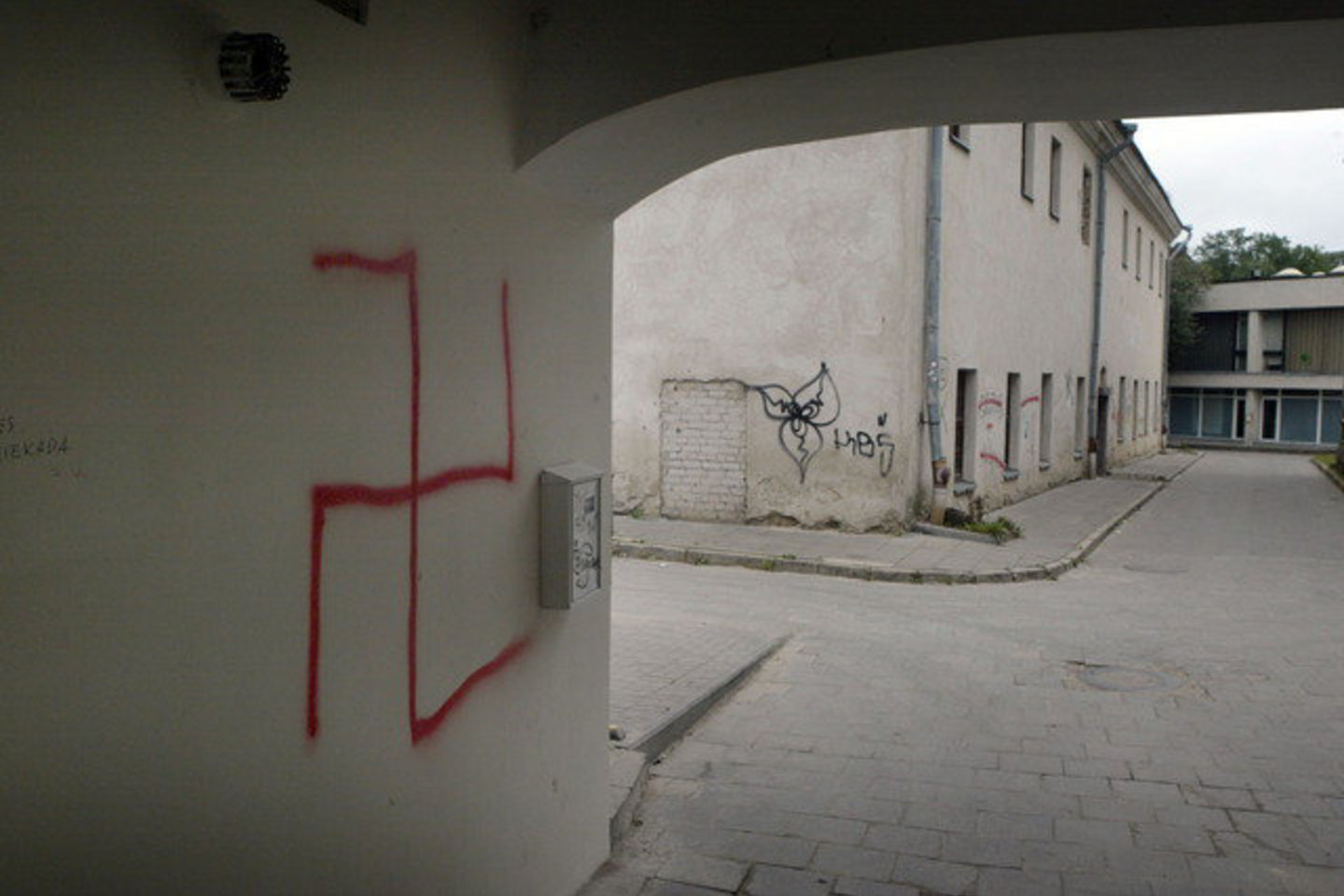 Kraštutinių dešiniųjų grupuotės jau anksčiau grasino padėti sprogmenis vietose, kur yra daugiausia migrantų.