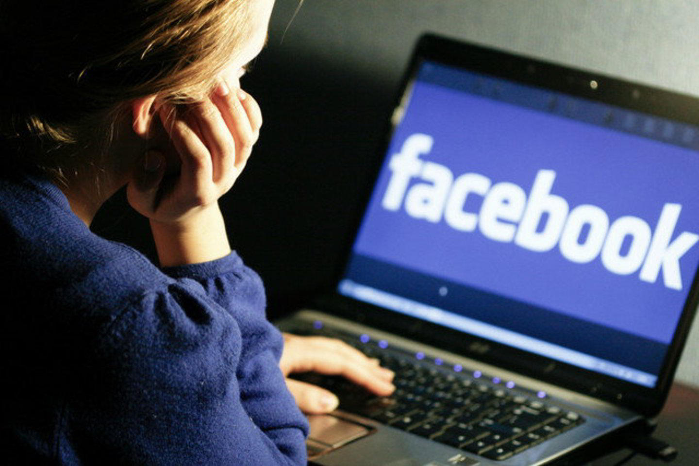 Virtualia socialine sąveika piktnaudžiaujantiems jaunuoliams dažnai būdingas pasipūtimas, agresyvus ir sociopatiškas elgesys.