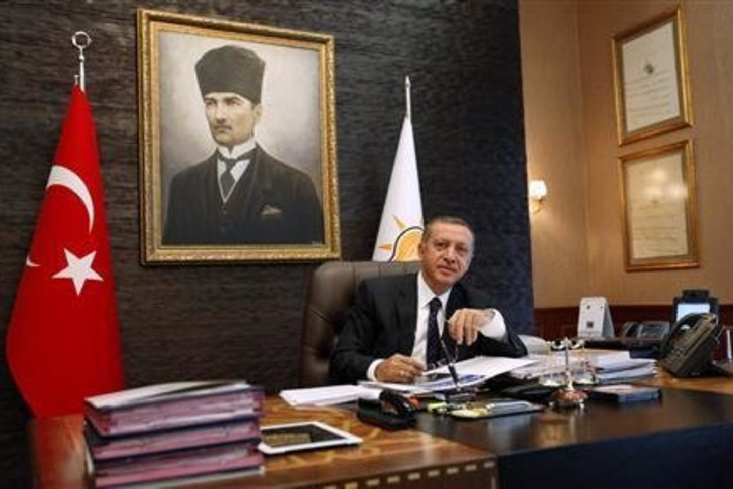 Įtarimai pareigūnams pateikti dėl tariamai rengiamo sąmokslo prieš šalies ministro pirmininko T.Erdogano vyriausybę.