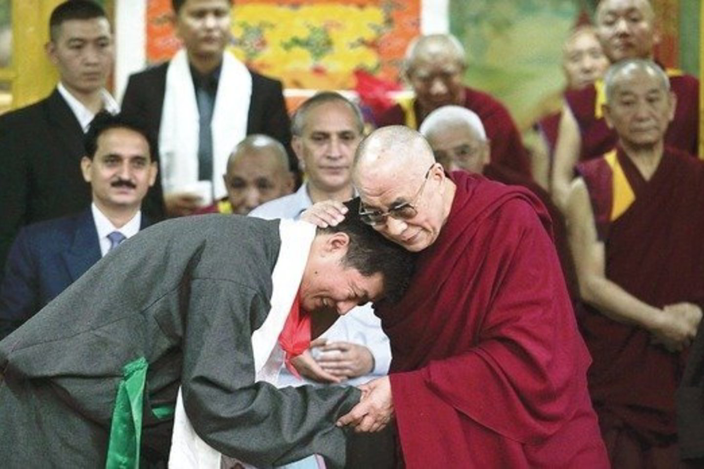 Naująjį Tibeto politinį vadovą Lobsang Sangay (kairėje) vakar per prisaikdinimo ceremoniją Indijoje palaimino dvasinis tibetiečių lyderis Dalai Lama.
