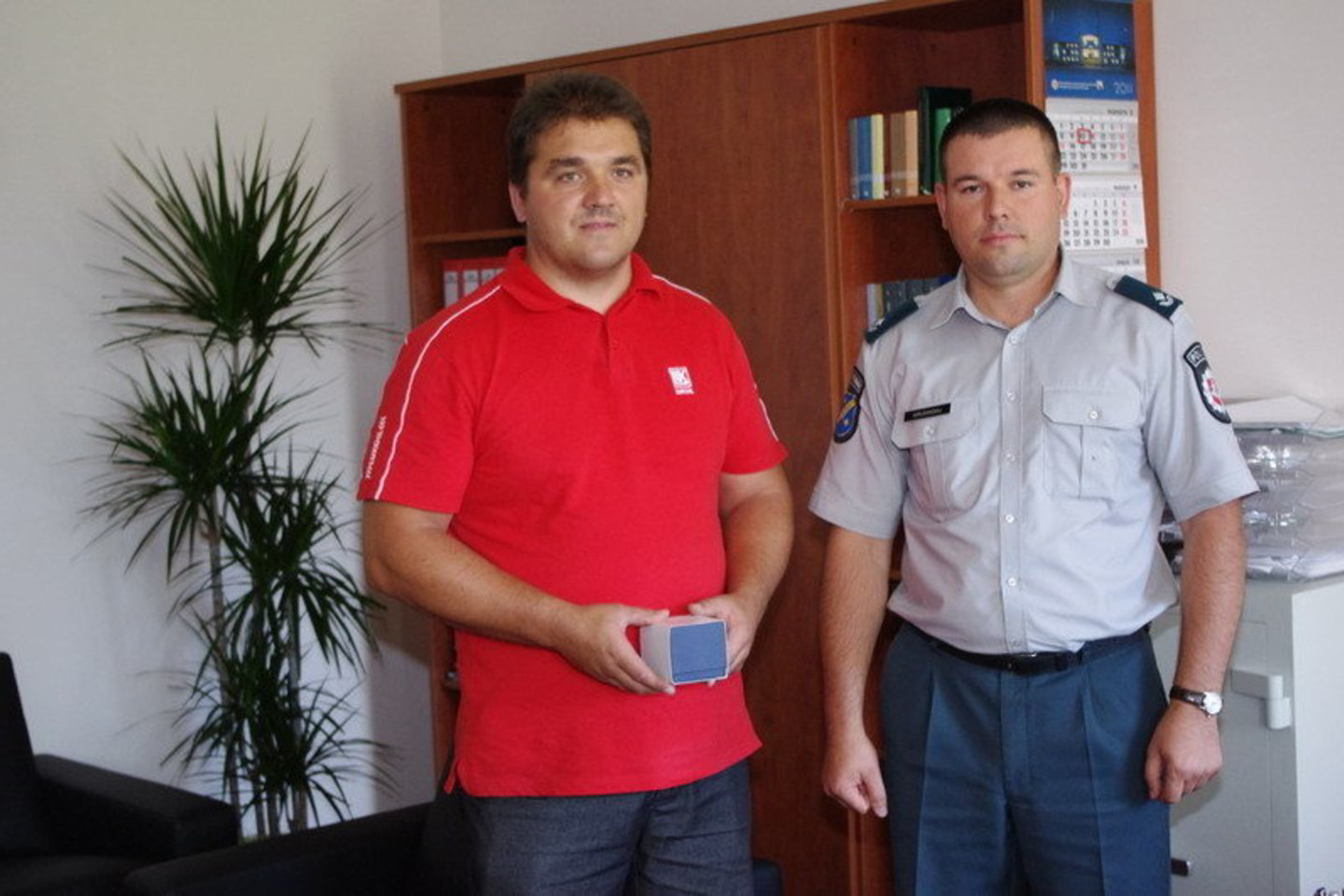 Elektrėnų policijos komisariato viršininkas A.Grudinskis už drąsą ir pagalbą policijai degalinės darbuotojui įteikė vardinę dovaną - rankinį laikrodį.
